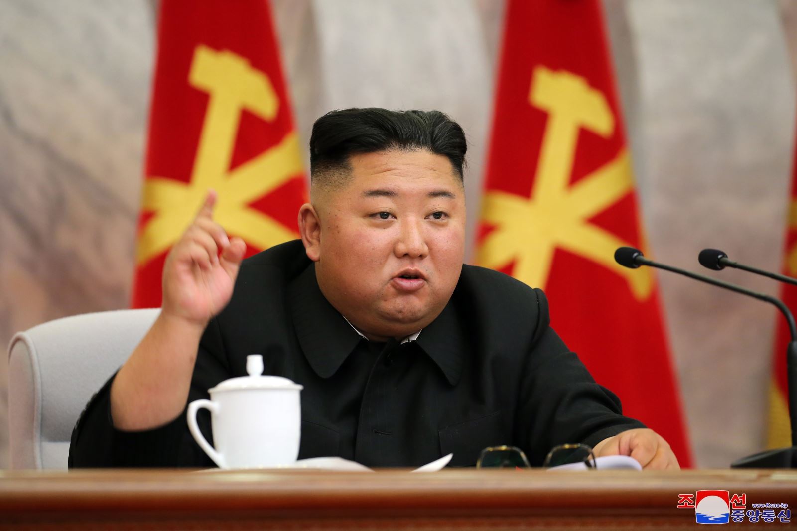 Nhà lãnh đạo Triều Tiên Kim Jong-un phát biểu tại cuộc họp mở rộng của Ủy ban quân ủy Trung ương thuộc Đảng Lao động Triều Tiên ở Bình Nhưỡng ngày 24-5-2020. Ảnh: YONHAP-TTXVN