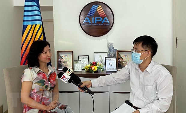 Tổng thư ký Hội đồng liên nghị viện ASEAN (AIPA) Nguyễn Tường Vân trao đổi với phóng viên TTXVN. (Ảnh: Hữu Chiến-Vietnam+)