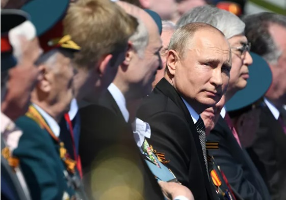 Tổng thống Putin cùng gần 80 cựu chiến binh Nga và ít nhất 10 nguyên thủ các nước có mặt tại lễ duyệt binh. Ảnh: Reuters