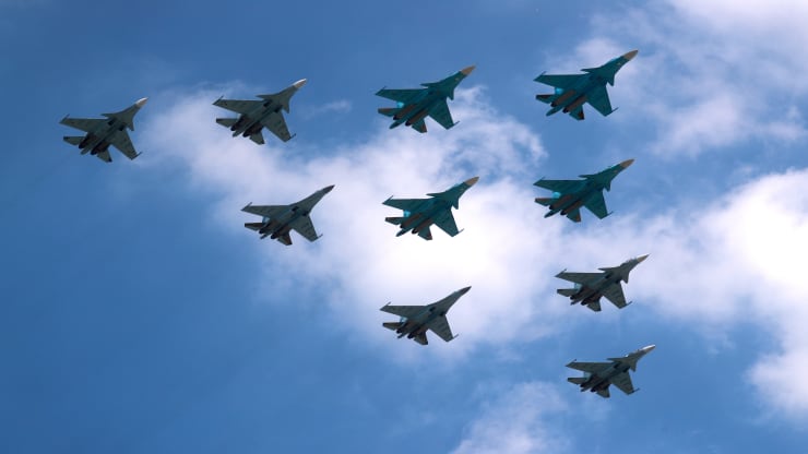 Phi đội các chiến đấu cơ gồm Sukhoi Su-34, Sukhoi Su-35S và Sukhoi Su-30SM thuộc trung tâm hàng không Lipetsk trình diễn kỷ niệm Ngày Chiến thắng. Ảnh: Reuters