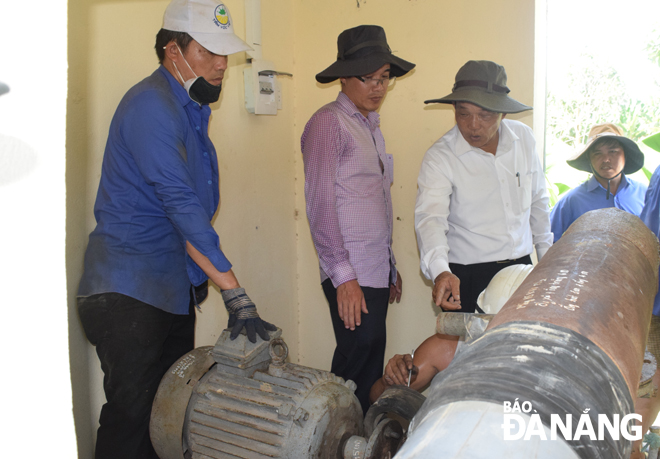 Employees from the Da Nang Irrigation Exploitation and Management Company preparing for the installation of electric water pumps in Hoa Vang District’s Hoa Nhon Commune