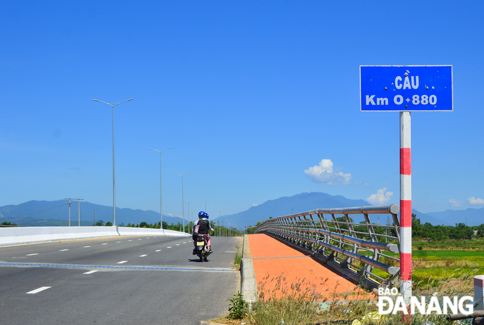 The 340m-long Qua Giang and the 420m-long Song Yen bridges are part of the ring road linking Hoa Phuoc with Hoa Khuong communes.