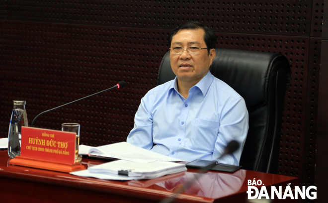 Chủ tịch UBND thành phố Huỳnh Đức Thơ chủ trì cuộc họp vào sáng 24-6. 		Ảnh: TRỌNG HÙNG