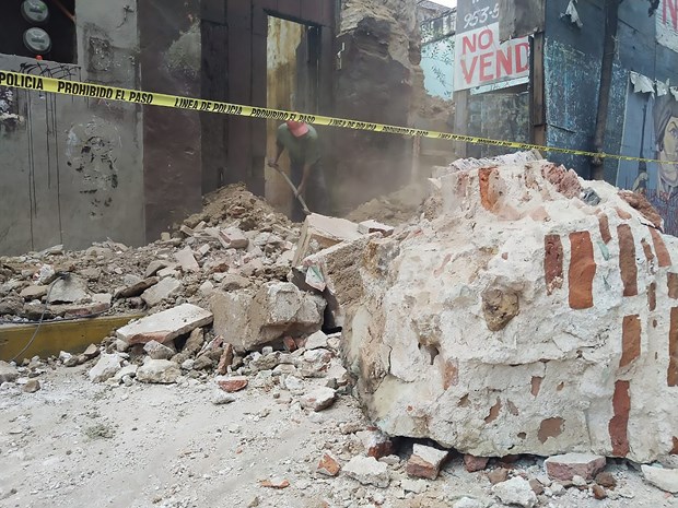 Cảnh đổ nát trên đường phố sau trận động đất độ lớn 7,4 ở Oaxaca, Mexico ngày 23-6-2020. (Nguồn: THX-TTXVN)
