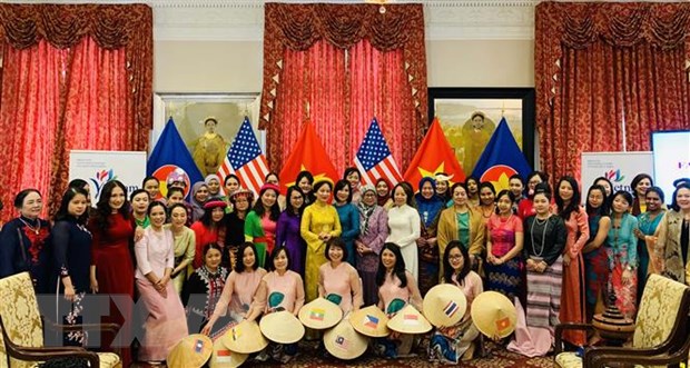 Ban điều hành Hội Phụ nữ ASEAN tại Washington DC (AWC-DC) chụp ảnh chung cùng các thành viên của hội và khách mời. (Ảnh: Đặng Huyền-TTXVN)