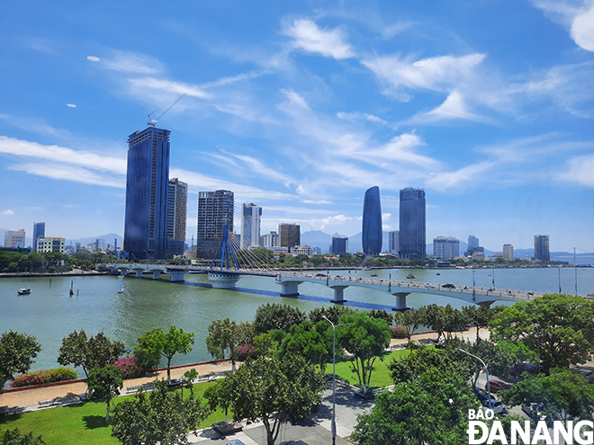 Trung tâm thành phố Đà Nẵng nhìn từ bờ đông cầu sông Hàn. Ảnh: TRIỆU TÙNG