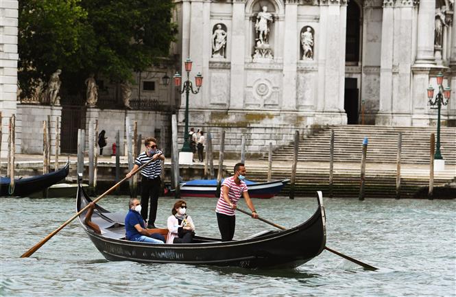  Người dân đi thuyền gondola tại thành Venice, Italy, ngày 30/5/2020 khi lệnh hạn chế do dịch COVID-19 được nới lỏng. Ảnh: AFP/ TTXVN