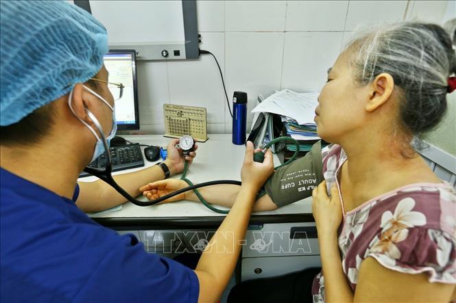 Nắng nóng gay gắt, kéo dài khiến số bệnh nhân người cao tuổi đến khám tại bệnh viện Việt Nam - Cuba tăng lên. Ảnh: Minh Quyết/TTXVN