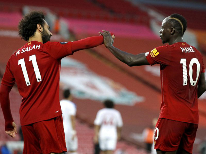 Mohamed Salah (trái) và Sadio Mane chia vui với chiến thắng trước Crystal Palace. Ảnh: The Independent