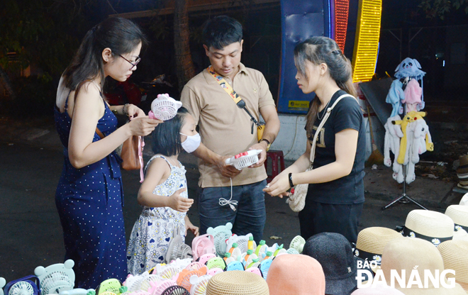 Tuy mới hoạt động trở lại chưa lâu nhưng chợ đêm Sơn Trà vẫn là điểm đến được nhiều du khách lựa chọn. Ảnh: THU HÀ	
