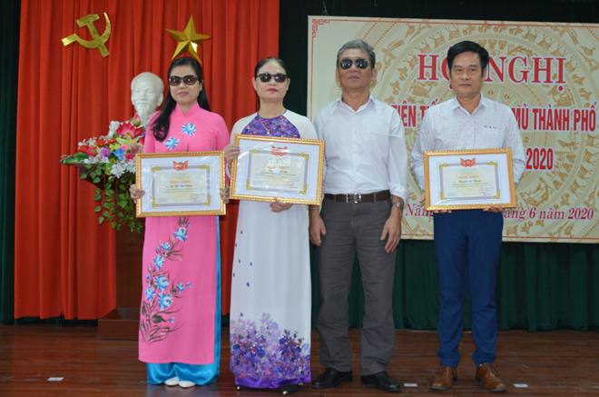 Các tập thể và cá nhân được tặng bằng khen của Trung ương Hội Người mù Việt Nam.Ảnh: LÊ VĂN THƠM