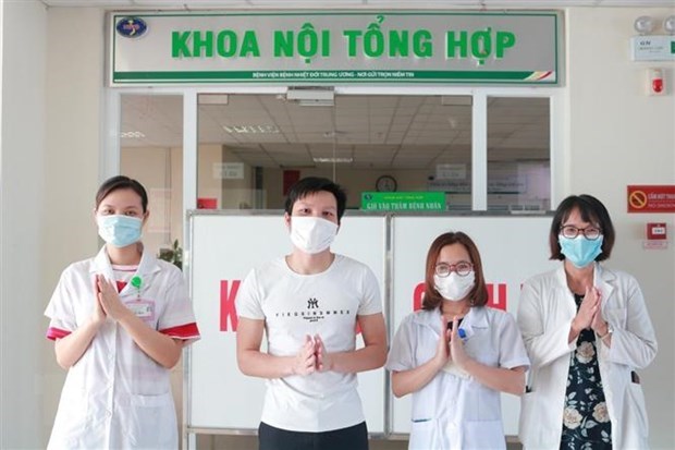 A patient (second, left) given the all-clear at the Hanoi-based National Hospital for Tropical Diseases on June 26 (Photo: VNA)