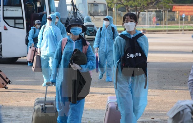 People entering Vietnam from pandemic-hit regions are taken to quarantine establishments in central Da Nang city (Photo: VNA)