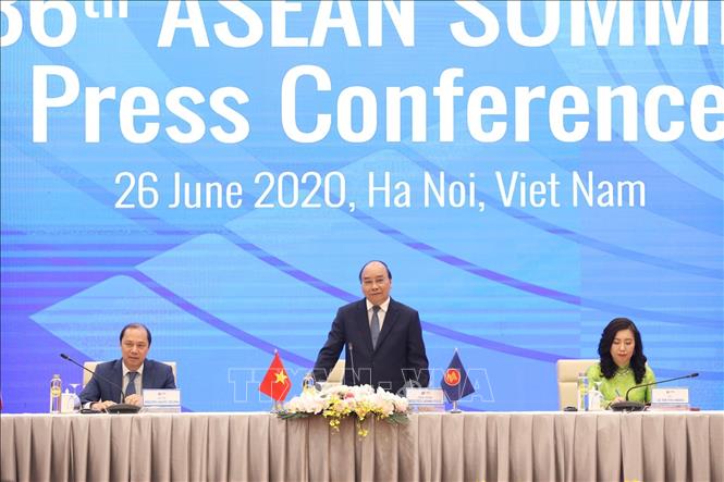 Thủ tướng Nguyễn Xuân Phúc, Chủ tịch ASEAN 2020 phát biểu tại buổi họp báo thông tin về Hội nghị Cấp cao ASEAN lần thứ 36, chiều 26/6/2020. Ảnh: TTXVN