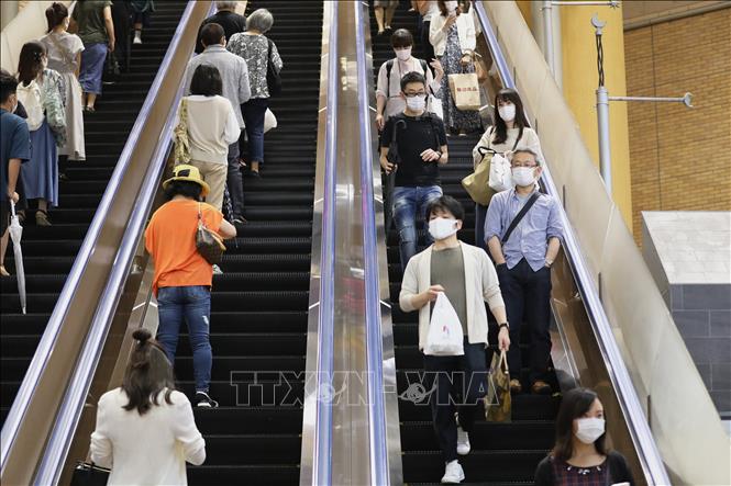 Người dân đeo khẩu trang phòng lây nhiễm COVID-19 tại Tokyo, Nhật Bản ngày 14/6. Ảnh: THX/TTXVN