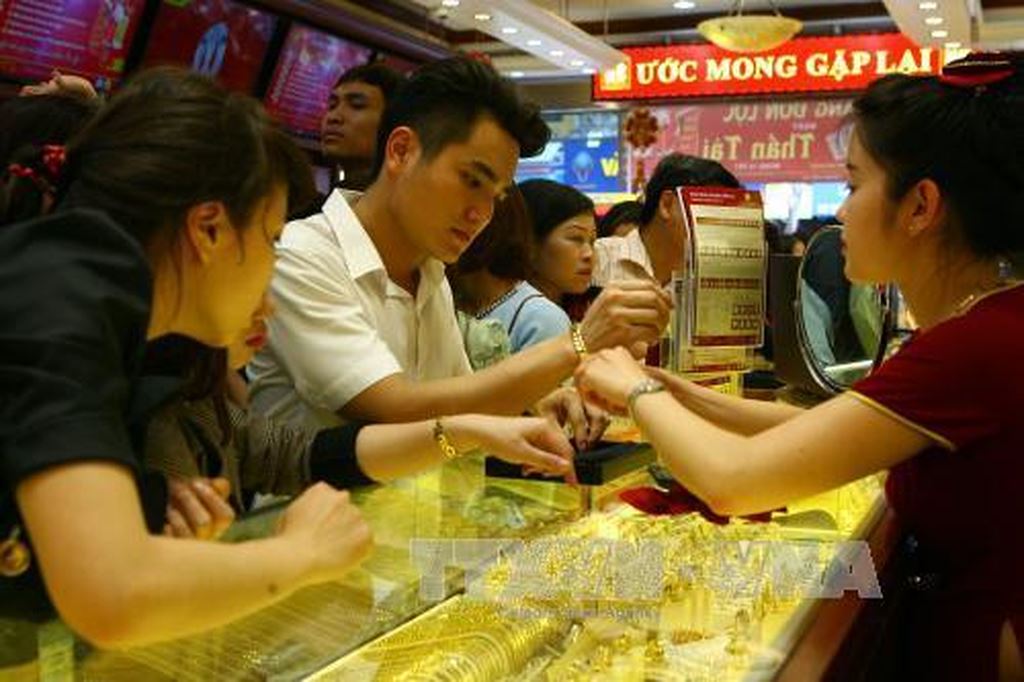 Sáng 28-6, Công ty Vàng bạc Đá quý Sài Gòn niêm yết giá vàng SJC tại thị trường Hà Nội ở mức 48,9 - 49,29 triệu đồng/lượng (mua vào - bán ra). Ảnh minh họa: TTXVN