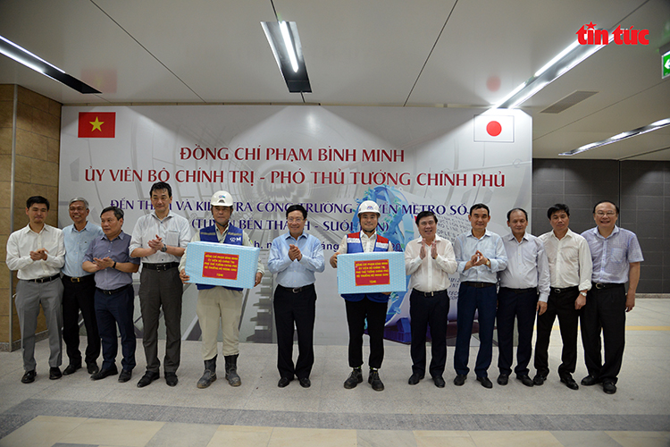 Dịp này, Phó Thủ tướng cũng đã trao tặng những phần quà cho tập thể Ban quản lý đường sắt đô thị TP Hồ Chí Minh và các nhà thầu đang xây dựng tuyến metro số 1.