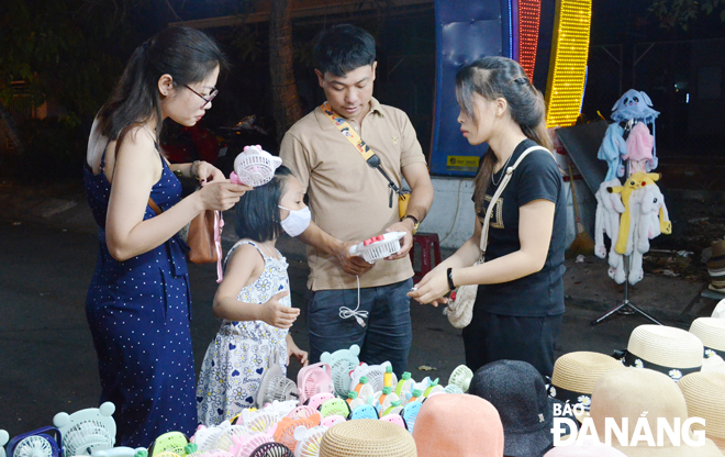 The Son Tra Night Market has proved an ideal place for many tourists