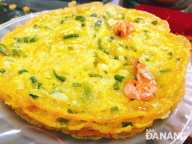  Showing off unique ingredients and flavours, ‘banh xeo’  (Vietnamese sizzling pancakes with shrimp and pork filling) is one of the market’s delightful specialities.