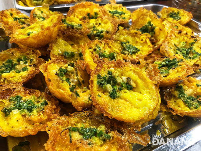  Let’s give a try to enjoying crispy ‘banh can’ (little round pancake made of rice flour, eggs and shrimp and served with dipping sauce and herbs) at this market