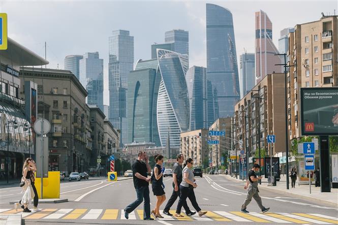 Người dân di chuyển trên đường phố tại Moskva, Nga, ngày 9/6/2020. Ảnh: THX/ TTXVN