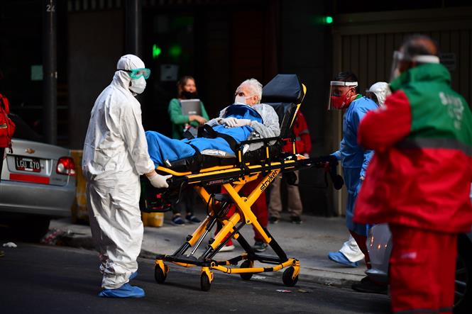  Nhân viên y tế chuyển bệnh nhân COVID-19 vào một bệnh viện ở Buenos Aires, Argentina ngày 7/5/2020. Ảnh: AFP/TTXVN
