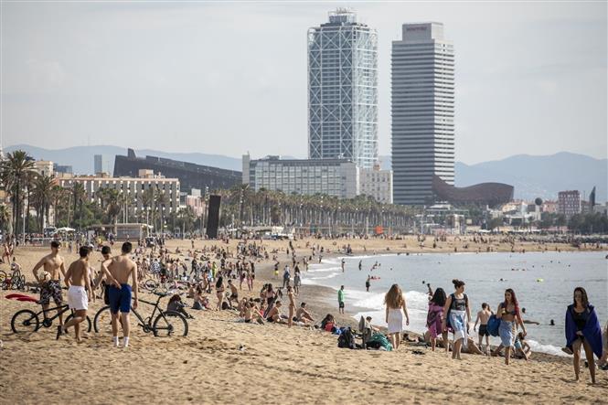  Người dân tập trung tại bãi biển ở Barcelona, Tây Ban Nha ngày 19/6/2020. Ảnh: THX/TTXVN