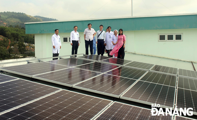 Liên hiệp các Hội Khoa học và Kỹ thuật Đà Nẵng chuyển giao Hệ thống điện mặt trời áp mái cho Trung tâm Y tế huyện Hòa Vang. Ảnh: PHONG LAN
