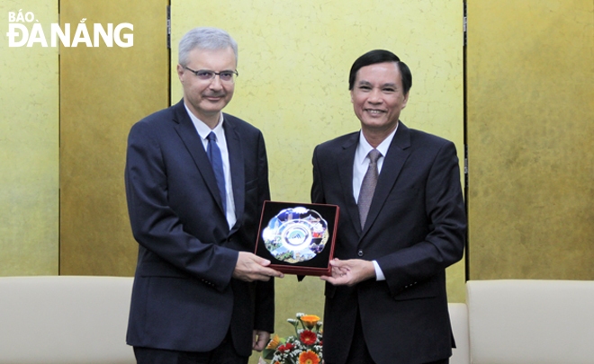 French Ambassador to Viet Nam Nicolas Warnery (left) and municipal People's Committee Vice Chairman Tran Van Mien