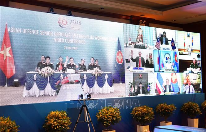 Trung tướng Vũ Chiến Thắng, Cục trưởng Cục Đối ngoại, Bộ Quốc phòng Việt Nam, Trưởng ADSOM WG Việt Nam chụp ảnh chung với các nước tham dự trực tuyến bằng hình thức giơ tay. 