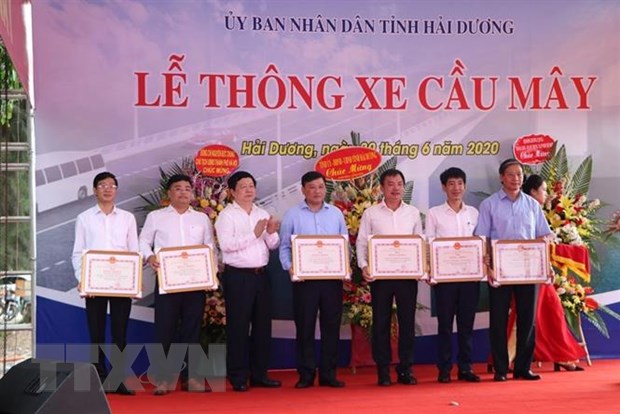 Chủ tịch UBND tỉnh Hải Dương Nguyễn Dương Thái tặng bằng khen cho các cá nhân, đơn vị có thành tích xuất sắc trong thi công cầu Mây. (Ảnh: Mạnh Minh/TTXVN)
