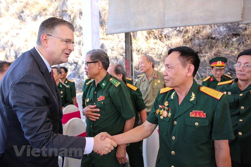  Đây là một cuộc gặp hết sức ý nghĩa của Ngài Đại sứ nhân dịp kỷ niệm 25 năm thiết lập mối quan hệ giữa Việt Nam và Hoa Kỳ. (Ảnh: Minh Sơn/Vietnam+)