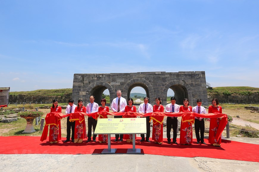  Cũng trong ngày 29/6, Đại sứ Daniel J. Kritenbrink đã dự lễ khánh thành dự án bảo tồn di sản Cổng Nam, Thành Nhà Hồ do Quỹ Bảo tồn Văn hóa của Đại sứ Hoa Kỳ (AFCP) tài trợ. (Ảnh: Minh Sơn/Vietnam+)