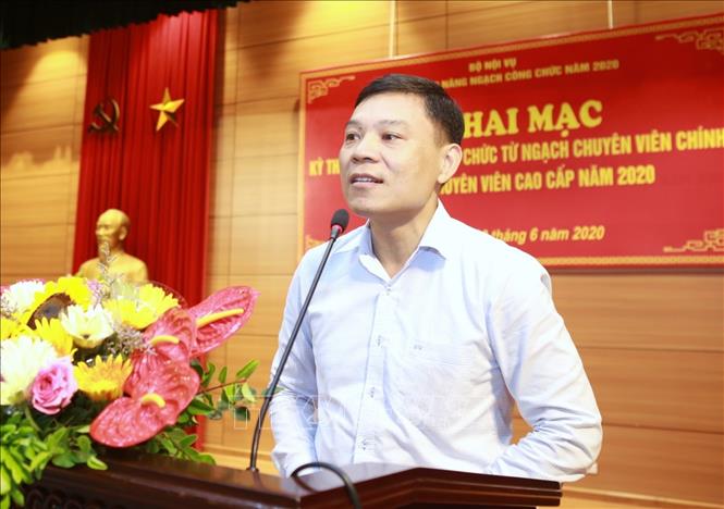 Ông Nguyễn Quốc Hoàn, Chánh Văn phòng Bộ Tư pháp, đại diện công chức tham dự kỳ thi phát biểu. Ảnh: Danh Lam/TTXVN