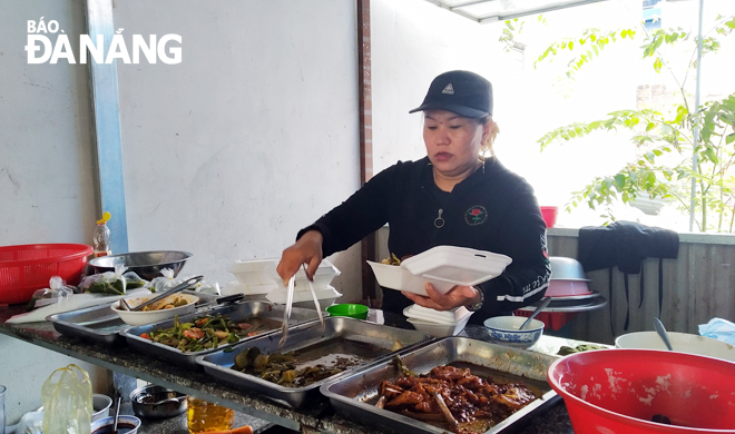 Nguyen Thi Tuyet preparing free meals for the financially needy