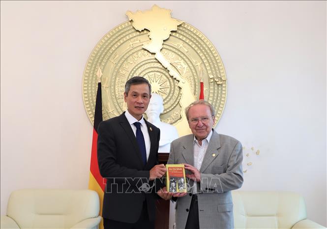 Nhà báo Đức 86 tuổi ra mắt cuốn sách về Chủ tịch Hồ Chí Minh