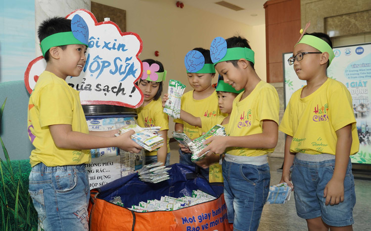 300 trường mầm non, nhóm trẻ tư thục thu gom vỏ hộp sữa để tái chế