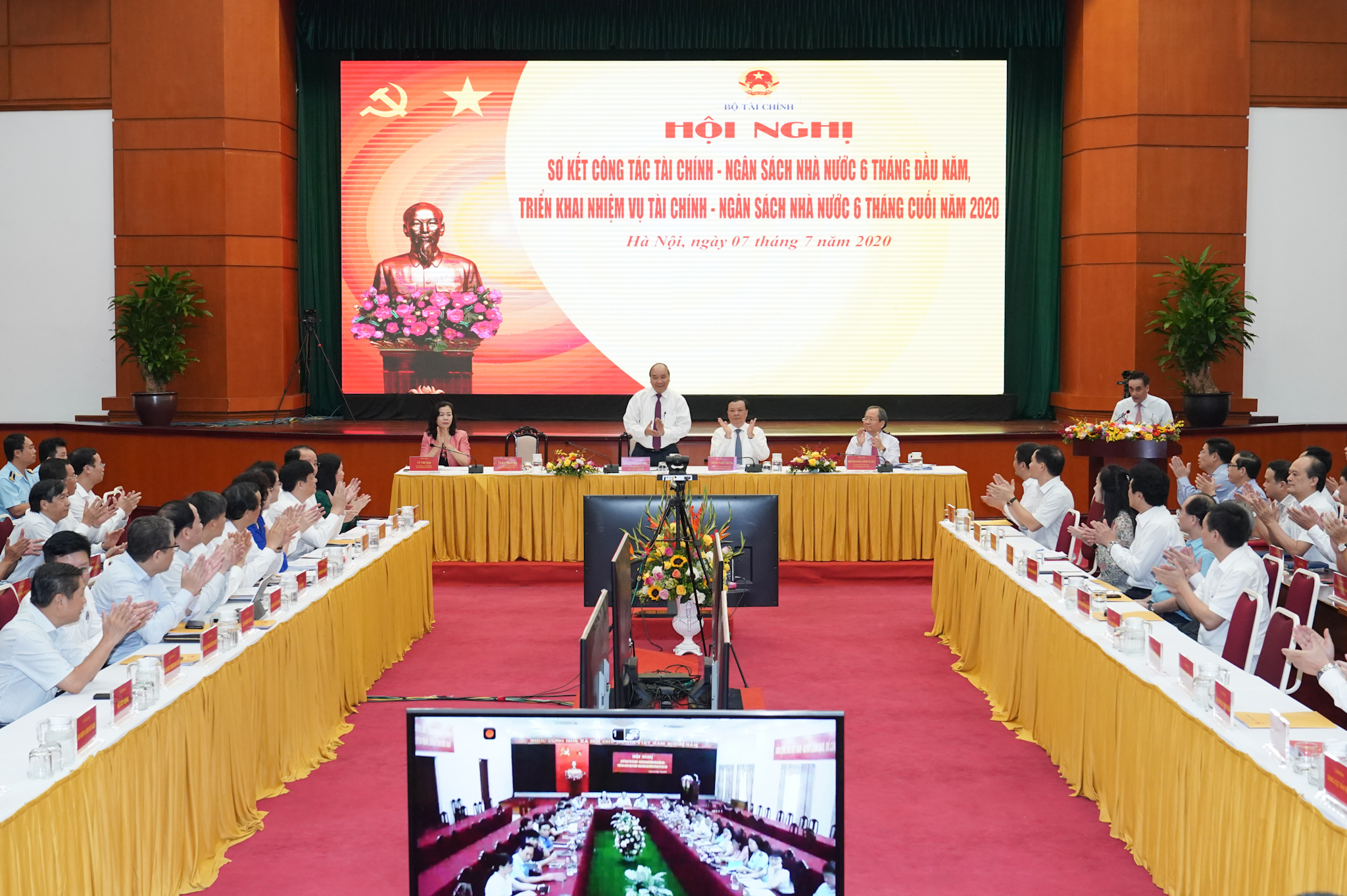 Thủ tướng Chính phủ Nguyễn Xuân Phúc dự Hội nghị sơ kết 6 tháng ngành tài chính