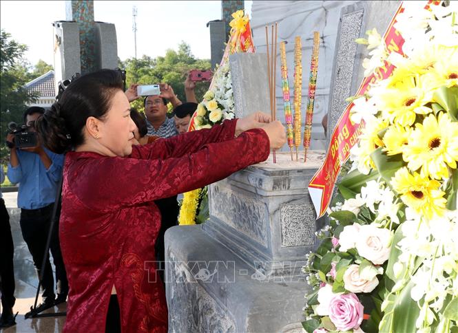 Chủ tịch Quốc hội dâng hương tưởng niệm các Anh hùng liệt sỹ tại Quảng Nam