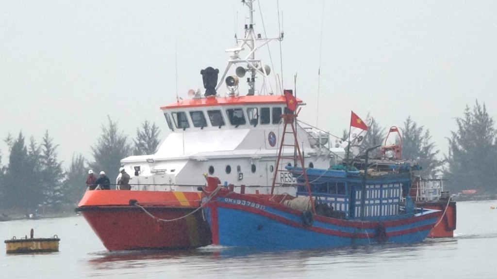 Cứu tàu cá Đà Nẵng bị chìm trên biển