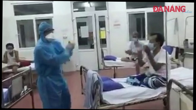 Xúc động Clip bác sĩ hát động viên bệnh nhân cách ly trong bệnh viện