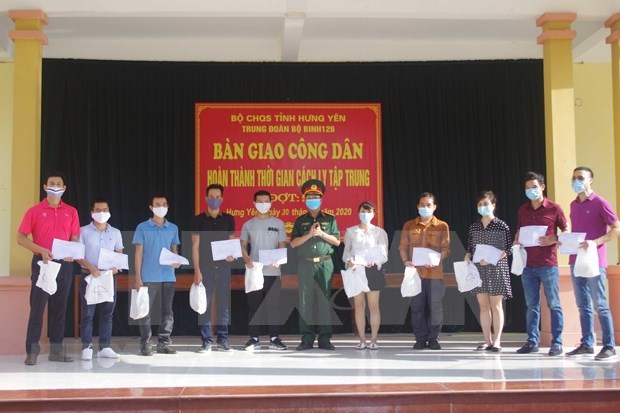 Vietnamese citizens repatriated from South Africa receive certificates for their completion of 14-day quarantine (Photo: VNA)