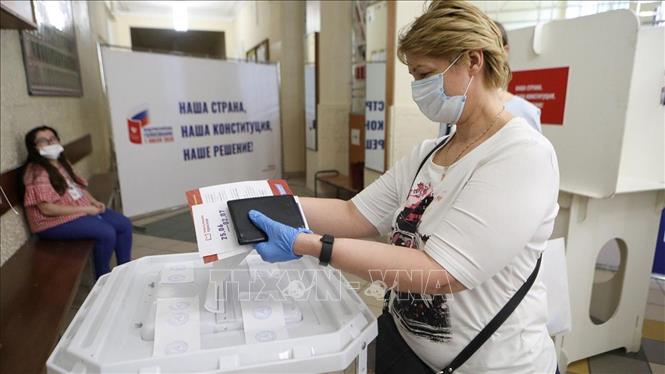 Người dân Nga bỏ phiếu về đề xuất cải cách Hiến pháp. Ảnh: Moskva News Agency-TTXVN