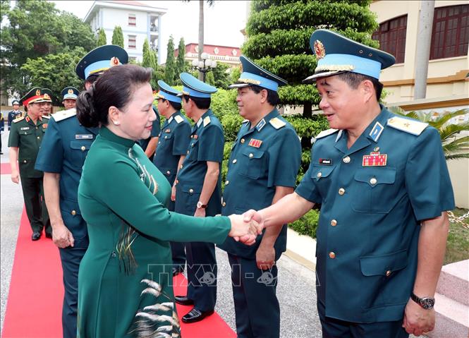 Chủ tịch Quốc hội Nguyễn Thị Kim Ngân với các cán bộ, sỹ quan chỉ huy của Quân chủng Phòng không - Không quân.