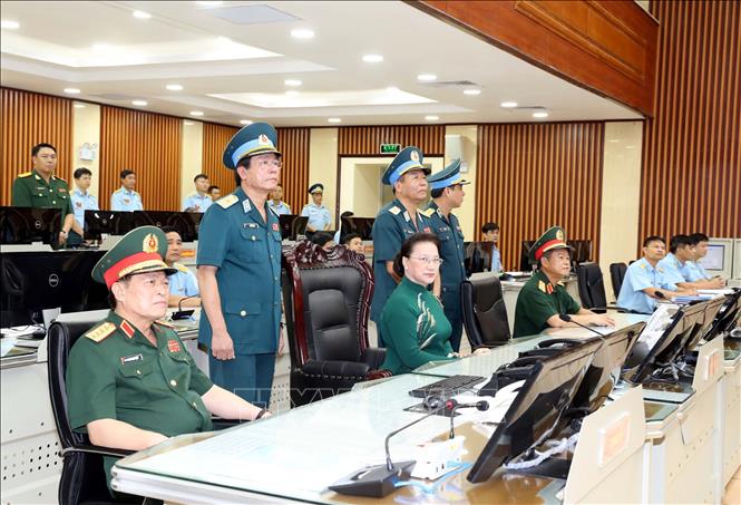 Chủ tịch Quốc hội Nguyễn Thị Kim Ngân thăm Sở chỉ huy của Quân chủng.
