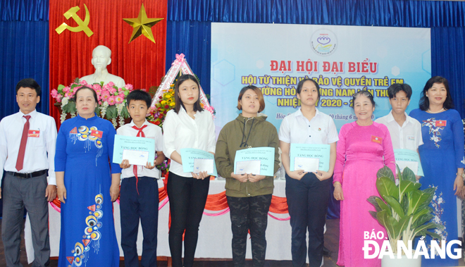 Phường Hòa Cường Nam trao học bổng cho các học sinh có hoàn cảnh khó khăn. 				      Ảnh: LÊ VĂN THƠM