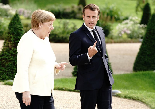 Thủ tướng Đức Angela Merkel (trái) gặp gỡ Tổng thống Pháp Emmanuel Macron tại lâu đài Meseberg, phía bắc thủ đô Berlin, ngày 29-6. Ảnh: AFP