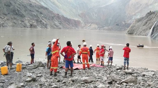 Đội cứu hộ ở hiện trường vụ lở đất (Ảnh: Lực lượng cứu hỏa Myanmar)