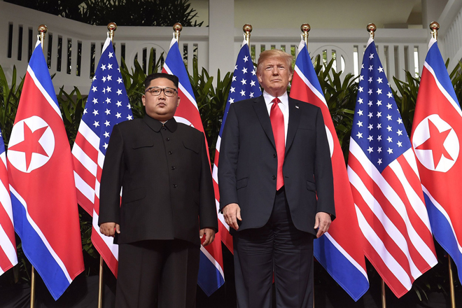 Nhà lãnh đạo Triều Tiên Kim Jong-un (trái) và Tổng thống Mỹ Donald Trump gặp gỡ hai lần vào năm 2018 và 2019. Hàn Quốc đang thúc đẩy cuộc gặp thượng đỉnh Mỹ - Triều tiếp theo. Ảnh: Reuters
