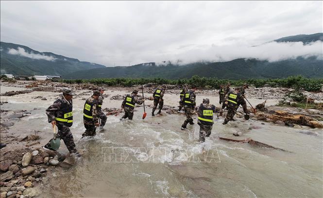 Nhân viên cứu hộ làm nhiệm vụ tại huyện Miện Ninh, tỉnh Tứ Xuyên, Trung Quốc. Ảnh tư liệu: THX/TTXVN